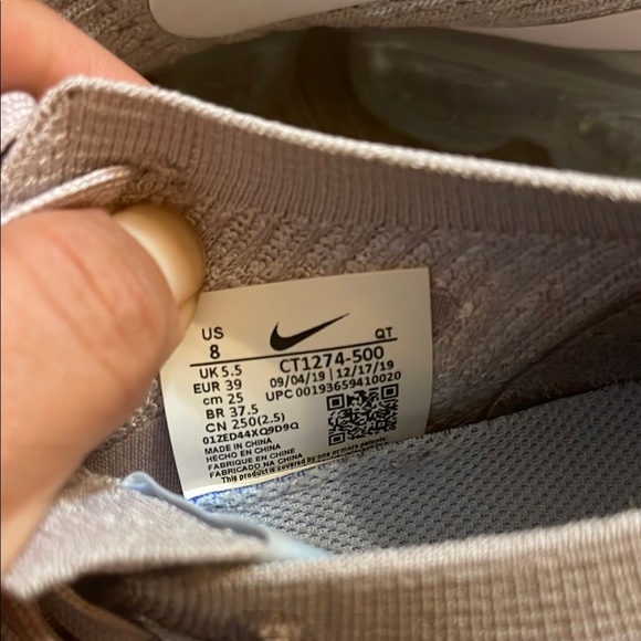 Nike Women's Gray Running Shoes - Picture 5 of 7